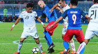 Striker Johor Darul Ta'zim, Luciano Figueroa, berusaha melewati gelandang Persija Jakarta, Sandi Sute pada laga AFC Cup di Stadion Hassan Yunos, Johor, Rabu (14/2/2018). JDT menang 3-0 atas Persija. (Media Persija)