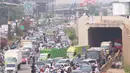 Massa memadati akses tol bandara Soekarno Hatta di Tangerang, Banten, Selasa (10/11/2020). Mereka bertujuan menjemput kedatangan Rizieq Shihab. (Liputan6.com/Angga Yuniar)