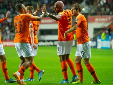 Para pemain Belanda merayakan gol yang Ryan Babel ke gawang Estonia pada laga Kualifikasi Piala Eropa 2020 di Talinn, Estonia, Senin (9/9). Estonia kalah 0-4 dari Belanda. (AFP/Raigo Pajula)