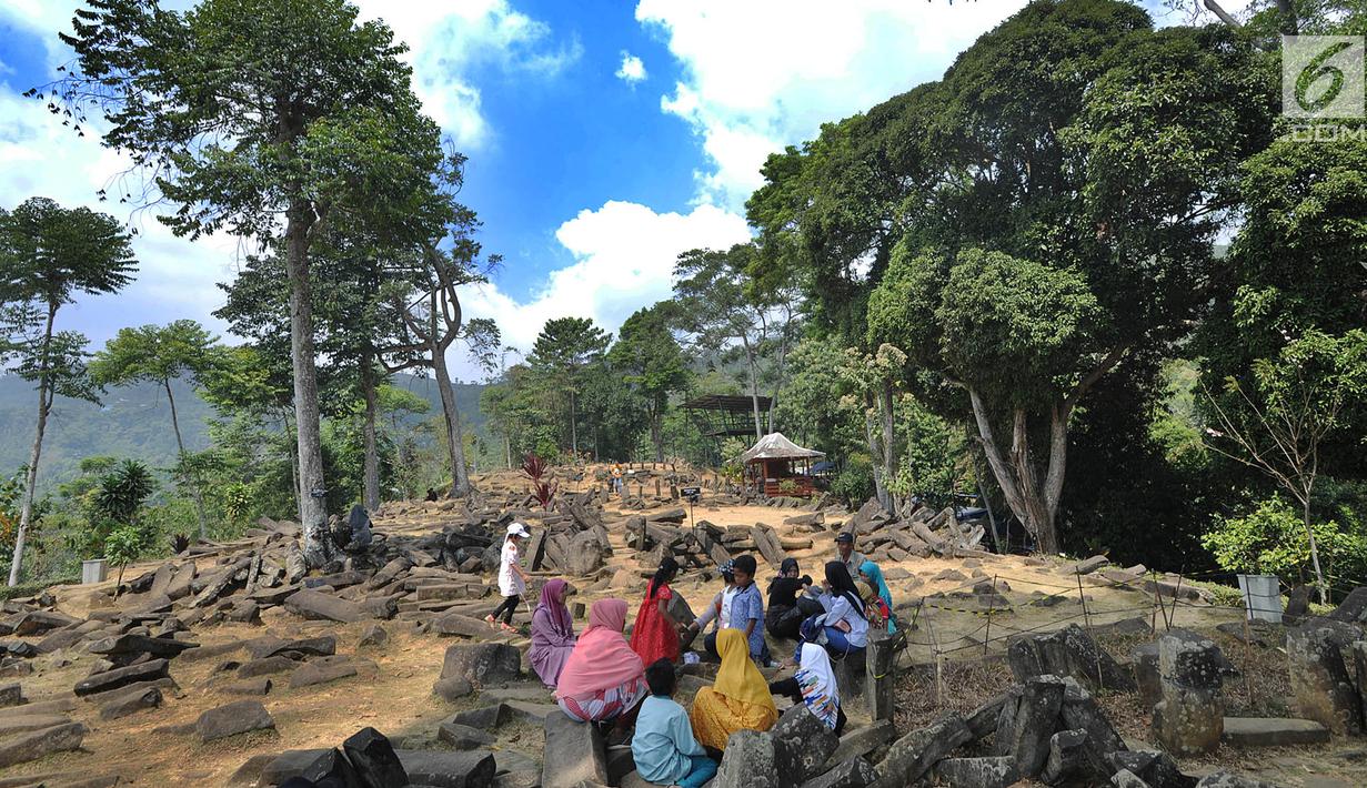 <p>Wisatawan berkunjung ke Situs Megalitikum Gunung Padang, Kabupaten Cianjur, Jawa Barat, Minggu (11/8/2019). Libur Idul Adha 2019 dimanfaatkan warga sekitar Jabotabek dan Bandung untuk mengunjung situs megalitik terbesar di Asia Tenggara tersebut. (merdeka.com/Arie Basuki)</p>