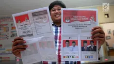 Petugas KPU Tangerang Selatan menunjukan surat suara Pilpres untuk pelaksanaan Pemungutan Suara Ulang (PSU) Pemilu 2019 di Kantor KPU Tangerang Selatan, Selasa (23/4). PSU dilakukan karena adanya dugaan pelanggaran pada pelaksanaan Pemilu serentak 17 April 2019 lalu. (merdeka.com/Arie Basuki)