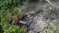 Satu unit armada pemadam kebakaran berkapasitas 3 ribu liter air dikerahkan untuk memadamkan kebakaran lahan di Desa Bukit Makmur, Kecamatan Julok, Kabupaten Aceh Timur, Provinsi Aceh. (Liputan6.com/Rino Abonita)