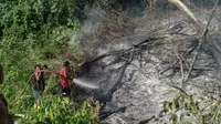 Satu unit armada pemadam kebakaran berkapasitas 3 ribu liter air dikerahkan untuk memadamkan kebakaran lahan di Desa Bukit Makmur, Kecamatan Julok, Kabupaten Aceh Timur, Provinsi Aceh. (Liputan6.com/Rino Abonita)