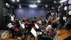Komposer Erwin Gutawa saat melakukan latihan bersama artis – artis pendukung di studio Erwin Gutawa, Jakarta.  Jumat (21/08/2015). Mereka akan memeriahkan HUT SCTV ke-25 pada 24 Agustus 2015 mendatang. (Liputan6.com/Panji Diksana)