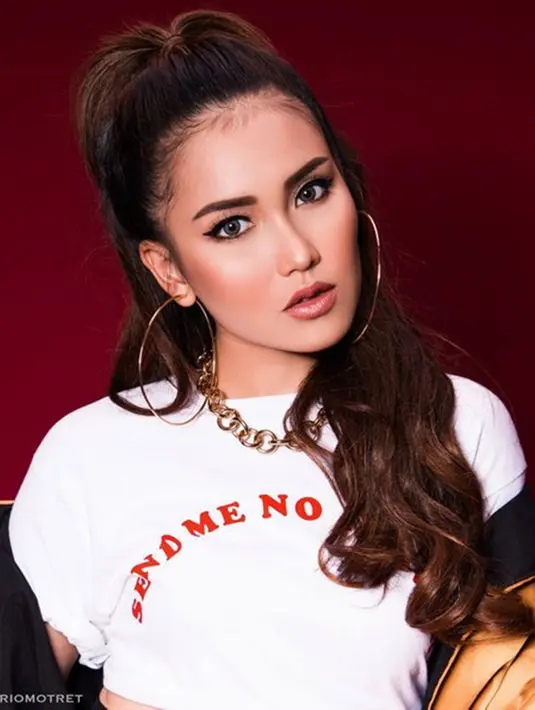Pakai makeup tebal di area mata serta pakai anting besar, gaya ponytail wanita kelahiran 1992 ini modis bak remaja dan terlihat fierce. (Liputan6.com/IG/@ayutingting92)