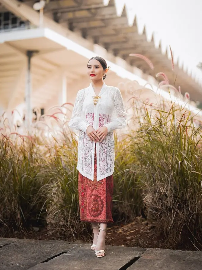 Inspirasi Mix and Match Kebaya Putih yang Stylish dari Raline Shah, Syifa Hadju hingga Putri Marino, Mana yang Jadi Favoritmu?