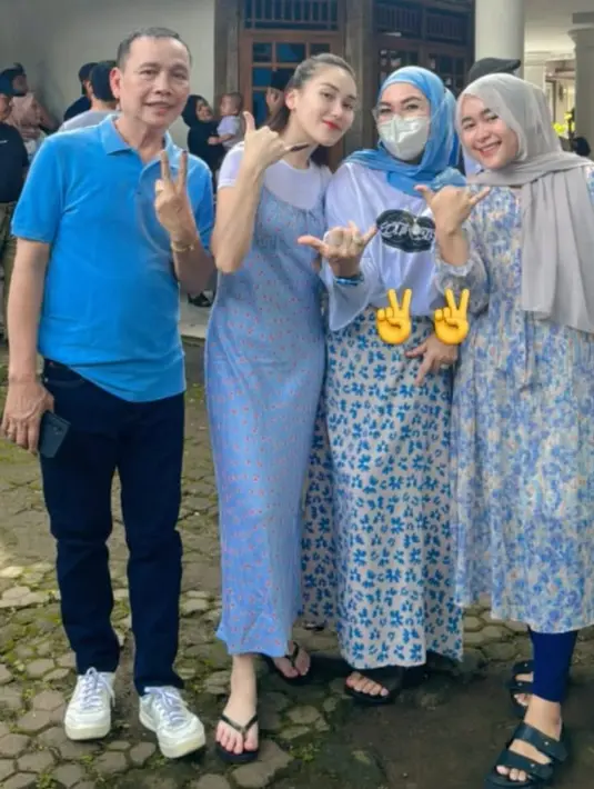 Ayu Ting Ting pun nyoblos bersama keluarganya. Ia memilih mengenakan dress panjang model spaghetti strap warna baby blue dengan motif bunga dipadukan inner kaos putih dan sandal jepit hitam. [@ayutingting92]
