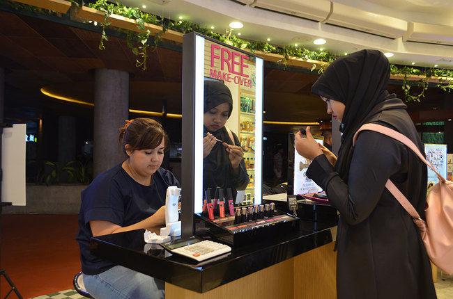 Selain sudut konsultasi gratis, The Body Shop Beachwalk Bali juga punya tempat untuk coba produk makeup di sana/Copyright Vemale.com