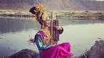 Aktris Ayu Laksmi berpose mengenakan pakaian tradisional sambil memegang alat musik. Selain menjadi pemain film, Ayu merupakan seniman yang terbilang serba bisa, ia bisa bernyanyi, bermain musik, menciptakan lagu, dan teater. (instagram/ayulaksmibali)