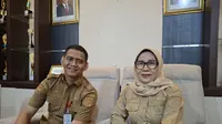 Kepala DPMPTSP Sulbar Habibi Azis bersama Penata Kelola Penanaman Modal Ahli Madya DPMPTSP Sulbar Astiah (Foto: Liputan6.com/Istimewa)