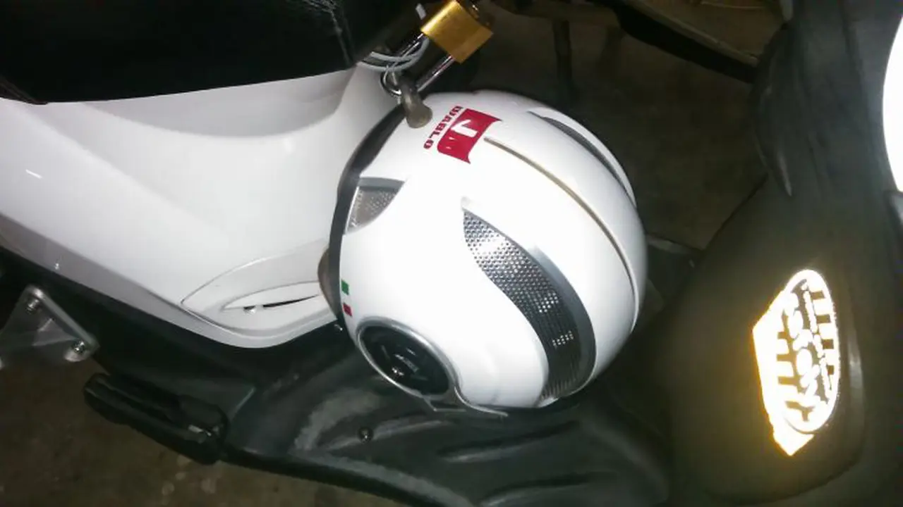 Cara Unik Agar Helm Tidak Dicuri: Dikait Pakai Gembok