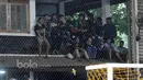 Antusias penonton saat menyaksikan laga Timnas Futsal Indonesia melawan IPC Pelindo pada laga Uji Coba jelang AFF Futsal Championshi 2016 di Tifosi Sport Center, Jakarta Timur, (15/12017). Timnas menang 8-5. (Bola.com/Nicklas Hanoatubun)