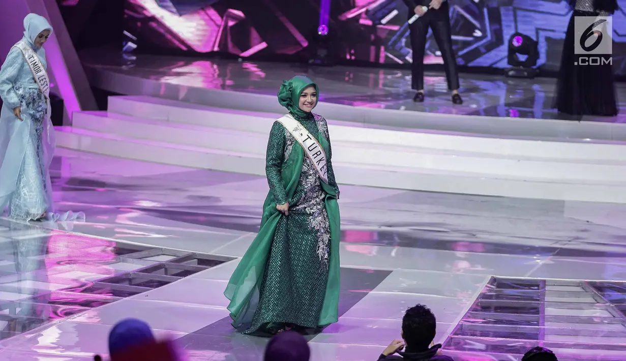 Senyum finalis asal Turki yang lolos dalam malam puncak Puteri Muslimah Asia 2018 di Jakarta, Senin (7/5). (Liputan6.com/Faizal Fanani)