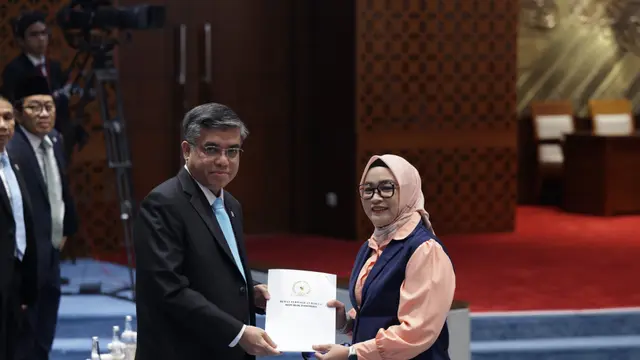 Menaker  Yassierli saat mewakili Presiden RI menyampaikan Pendapat Akhir Pemerintah terhadap RUU tentang Pelindungan Ketenagakerjaan dalam Rapat Paripurna DPR. (Foto: Kemnaker)