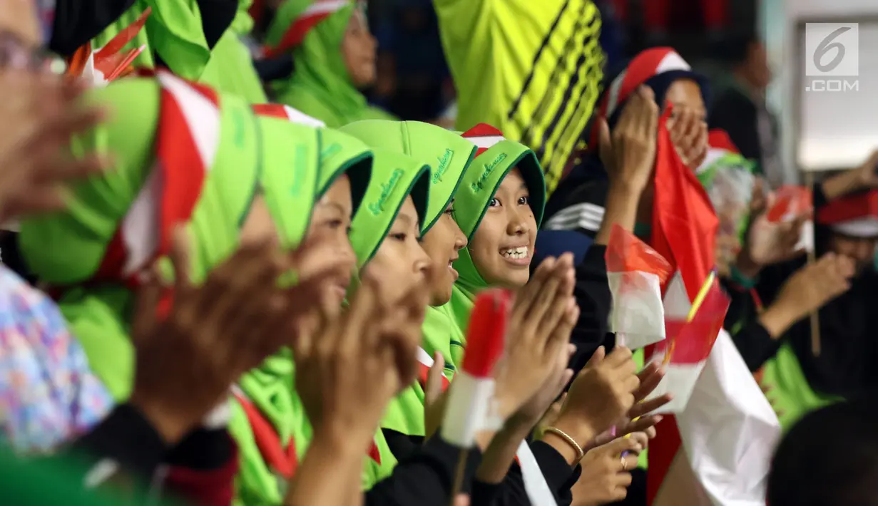 Suporter tim voli putra Indonesia bertepuk tangan saat menyaksikan laga melawan Arab Saudi di Kejuaraan Voli Asia 2017 ke-16 di GOR Tri Dharma, Gresik, Senin (24/7). Indonesia unggul 25-23, 25-21, 22-25, 26-24. (Liputan6.com/Helmi Fithriansyah)