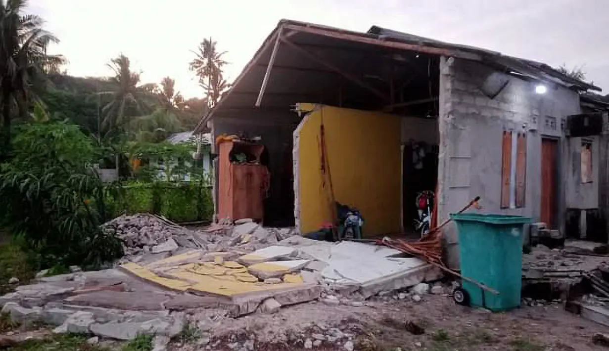 Sebuah rumah yang rusak setelah gempa melanda kepulauan Tanimbar di Maluku (10/1/2023). Berdasarkan informasi BPBD Kabupaten Kepulauan Tanimbar, guncangan gempa dirasakan kuat oleh warga sekitar 3 hingga 5 detik.  (Photo by Handout / BNPB / AFP)