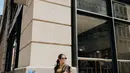 Potret OOTD liburan fashionable lainnya dari Jessica Mila. Ia tampil mengenakan dress berkerah berwarna mustard, ditumpuknya dengan vest panjang berwarna hitam dari bahan kulit. [Foto: Instagram/jsmila]