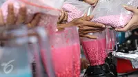 Petugas memblender 4,8 Kg Sabu kristal dan 109.700 butir ekstasi saat pemusnahan barang bukti narkoba di Polda Metro Jaya , Jakarta, Kamis (16/6). Barang haram itu merupakan hasil pengungkapan kasus periode Maret-Mei 2016. (Liputan6.com/Immanuel Antonius)