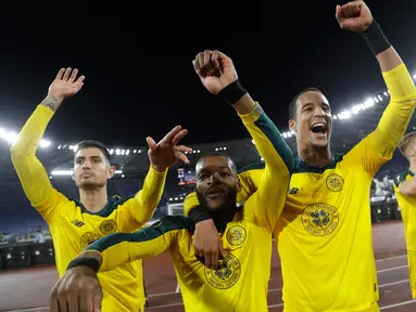 Gelandang Celtic Olivier Ntcham (kedua kiri) berselebrasi dengan rekannya setelah mencetak gol ke gawang  Lazio pada matchday keempat Grup E Liga Europa 2019 di Stadion Olympico, Kamis (7/11/2019). Celtic mengalahkan Lazio 2-1 untuk kemudian melaju ke babak 32 besar. (AP/Gregorio Borgia)
