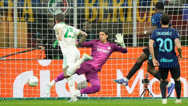 Pemain AS Roma Gianluca Mancini (23) mencetak gol pada laga Serie A/Liga Italia antara Inter vs Roma