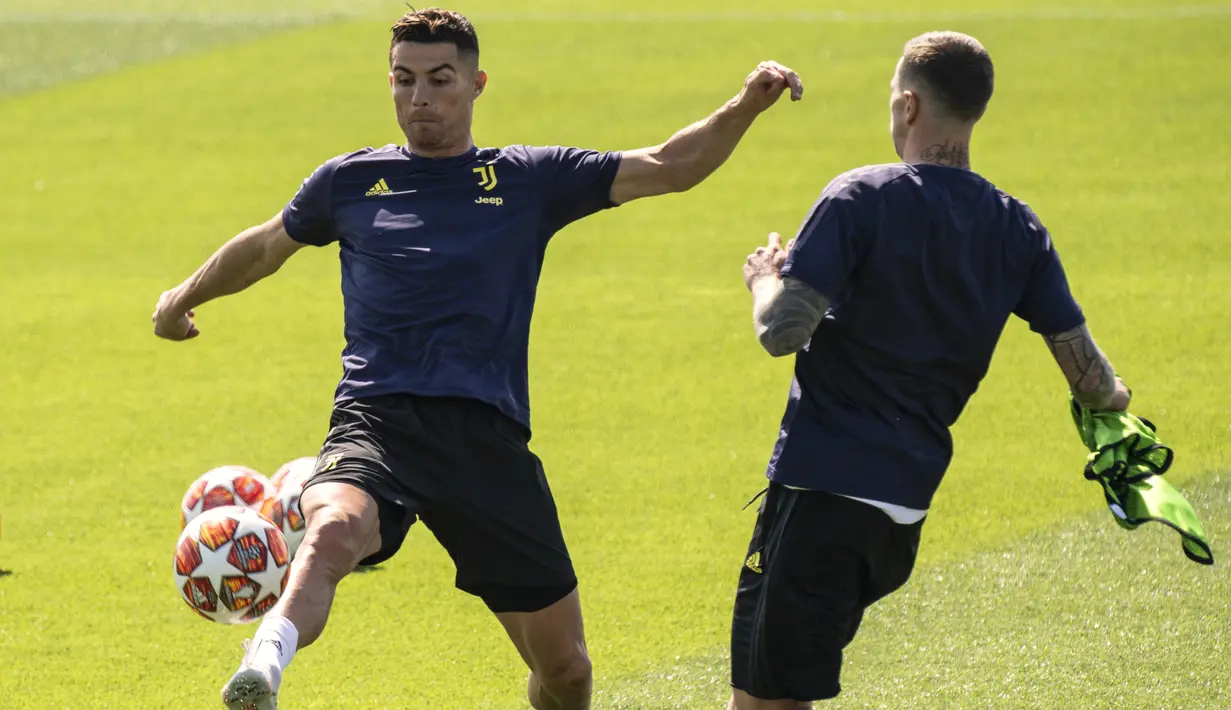 Striker Juventus, Cristiano Ronaldo, mengontrol bola saat sesi latihan jelang laga Liga Champions di Turin, Selasa (9/4). Juventus akan berhadapan dengan Ajax Amsterdam. (AFP/Marco Bertorello)