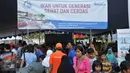 Suasana keramaian pasar ikan murah di Pelataran Parkir Sarinah, Thamrin, Jakarta Pusat, Minggu (26/6). Kementerian KKP juga memberi kesempatan kepada pelaku usaha rumahan untuk berkreasi menghasilkan olahan ikan. (Liputan6.com/Gempur M Surya)