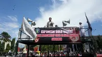 Koordinator aksi demo sedang berorasi untuk menuntut penghilangan simbol salib di depan Balai Kota Solo, Jumat (18/1).(Liputan6.com/Fajar Abrori)