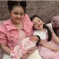Tampak Menggemaskan, Tampilan Amora dan Arsy yang Baru Saja Menjadi Tante dari Anak Aurel Hermansyah/dok. krisdayantilemos