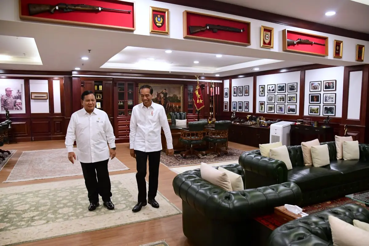 Menteri Pertahanan (Menhan) Prabowo Subianto mengajak Presiden Joko Widodo atau Jokowi ke ruang kerjanya di Kantor Kementerian Pertahanan Jakarta, Rabu (18/1/2023).