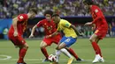 Striker Brasil, Neymar, berusaha lolos dari kepungan pemain Belgia pada laga perempat final Piala Dunia di Kazan Arena, Kazan, Jumat (6/7/2018). Belgia menang 2-1 atas Brasil. (AP/Eduardo Verdugo)