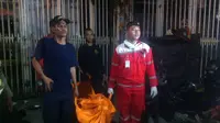 Korban tewas kebakaran di Tanah Abang, Jakarta Pusat, dibawa petugas (Liputan6.com/Andreas Gerry Tuwo)