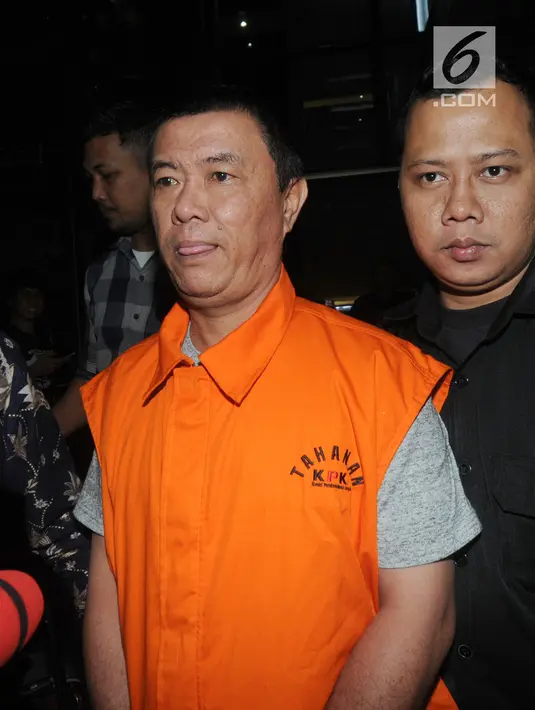 Pengusaha tim sukses Bupati Talaud, Benhur Lalenoh kenakan rompi tahanan usai menjalani pemeriksaan di Gedung KPK, Jakarta, Rabu (01/05/2019). Benhur terjaring OTT bersama Bupati Kepulauan Talaud Sri Wahyumi Maria Manalip, Bernard Hanafi, anak dari Bernard, dan sopir. (merdeka.com/Dwi Narwoko)