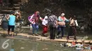 Sejumlah warga saat menyeberangi kali Ciliwung usai penggusuran di Kampung pulo, Jakarta, Jumat (21/8/2015). Penggusuran terkait rencana Pemprov DKI Jakarta yang akan melakukan normalisasi Kali Ciliwung. (Liputan6.com/Gempur Surya)