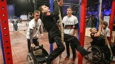 Sejumlah veteran Ukraina yang mengalami cacat fisik mengikuti kompetisi crossfit di Kiev, Ukraina, Sabtu (24/12/2016). Crossfit merupakan jenis fitnes dengan program latihan menggunakan kegiatan sehari-hari. (EPA/Sergey Dolzhenko)
