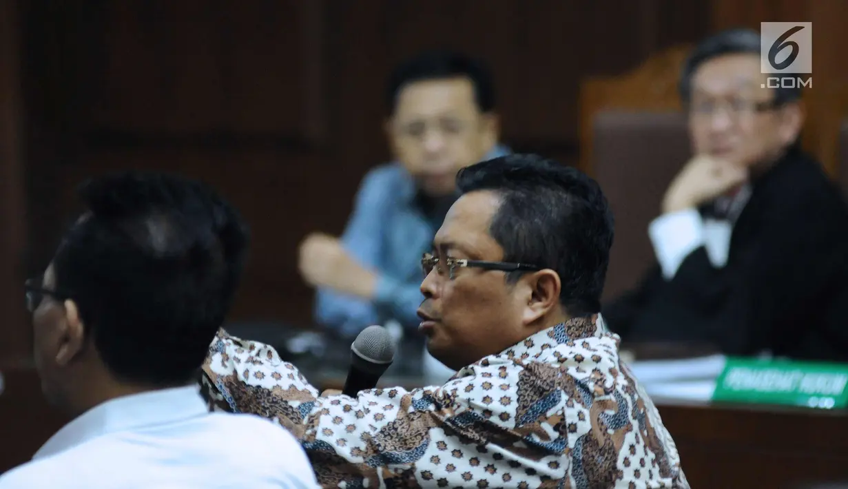 Wakil Ketua MPR dari Partai Golkar, Mahyudin saat menjadi saksi pada sidang lanjutan dugaan korupsi proyek e-KTP dengan terdakwa Setya Novanto di Pengadilan Tipikor, Jakarta, Kamis (15/3). Mahyudin saksi yang meringankan. (Liputan6.com/Helmi Fithriansyah)