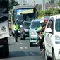 Seorang polisi mengatur lalu lintas di ruas Jalan Lintas Selatan (JLS) Kebumen. (Liputan6.com/Muhamad Ridlo)