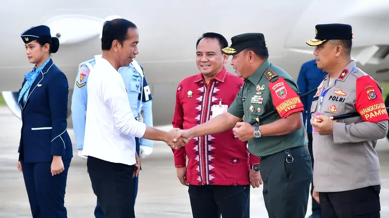 Presiden Jokowi di Sultra, disambut Pj Gubernur Andap dan pejabat Sultra lainnya.