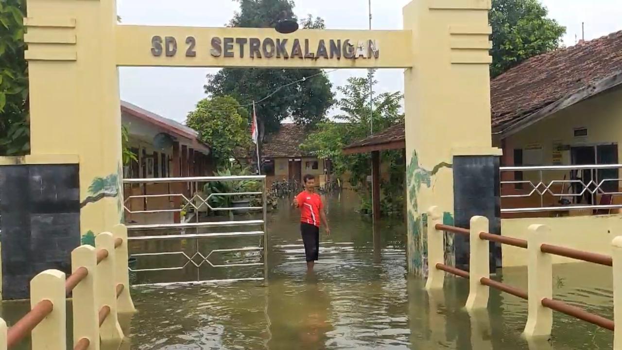 Siswa dua SD di Kudus terpaksa diliburkan dan melakukan pembelajaran secara daring di rumah. (Liputan6.com/Arief Pramono)