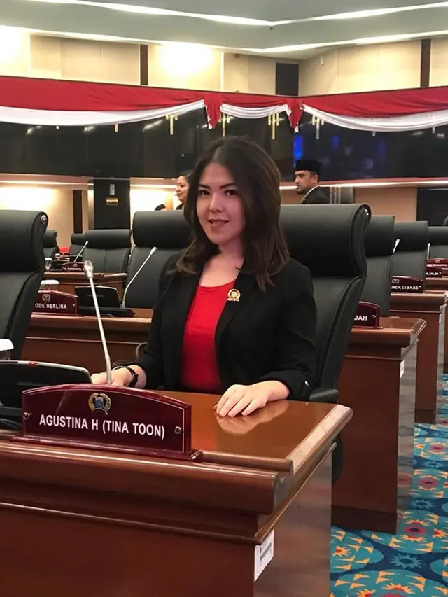 6 Potret Tina Toon Bertugas Jadi Anggota DPRD, Blusukan Temui Warga