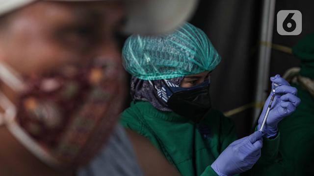 Vaksinasi Booster COVID-19 di Jakarta