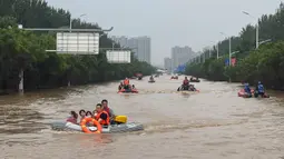 Kota Zhuozhou telah menanggung beban badai terburuk di China utara dalam lebih dari satu dekade. (AP Photo/Andy Wong)