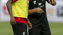 Manajer Liverpool, Brendan Rodgers (Kanan) berbicara dengan Nathaniel Clyne saat sesi latihan di Stadion Nasional Bangkok, Thailand, Senin (13/7/2015). Setelah menyambangi Thailand, Liverpool akan berkunjung ke Malaysia. (REUTERS/Athit Perawongmetha)