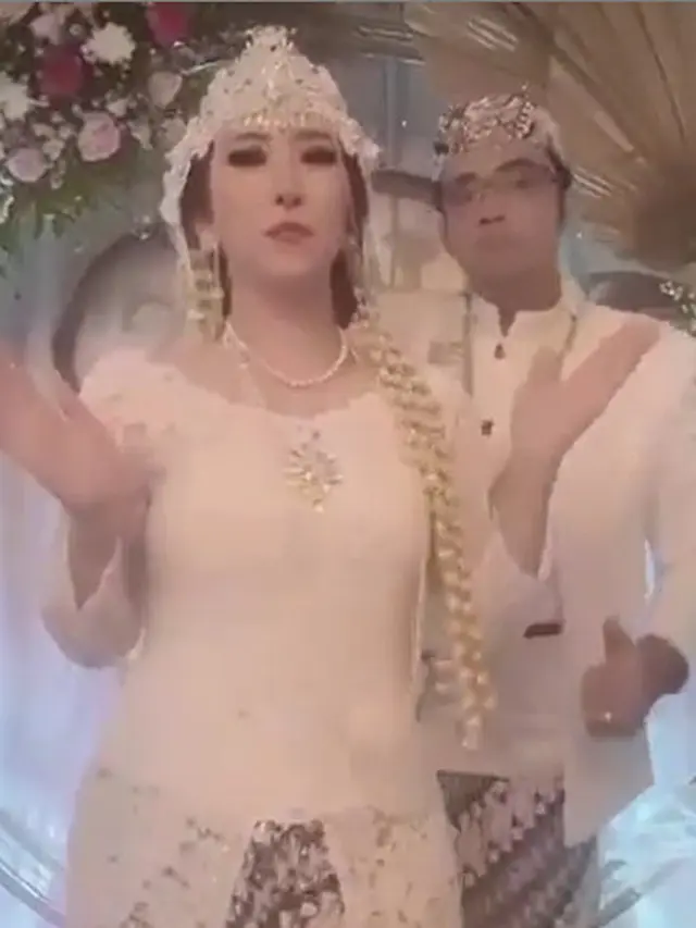 Lepas Status Duda, Ini 6 Potret Pernikahan Sandy Tumiwa dan Henny Mona