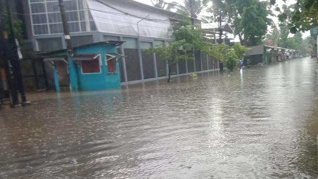 Jalan utama masuk ke Perumahan Rawalumbu Utara, Pengasinan, Rawalumbu, Kota Bekasi, kembali tergenang air pasca diguyur hujan deras sebentar, Sabtu (8/3/2025) (Istimewa)