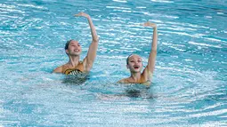 Pasangan Hilda Tri Julyandra dan Talitha Amabelle Putri Subeni beraksi dalam nomor duet renang artistik Indonesia Open Aquatic Championships 2025 di Stadion Akuatik, Senayan, Jakarta, Selasa (25/11/2025). (Bola.com/Bagaskara Lazuardi)