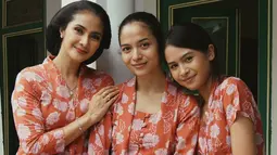 Punya paras cantik dan kulit yang eksotis, Putri Marino sering tgampil dengan busana-busana tradisonal. Mulai dari kain etnik sampai kebaya. Seperti saat foto bareng Maudy Ayunda dan Maudy Koesnaedi ini. (Liputan6.com/IG/@putrimarino)