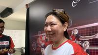 Legenda tunggal putri bulu tangkis Indonesia, Susi Susanti, saat memberi keterangan kepada awak media di sela-sela Audisi Umum PB Djarum 2024 yang digelar di GOR Djarum, Jati, Kudus pada Jumat (13/9/2024). (Liputan6.com/Melinda Indrasari)