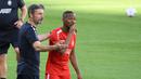 Pelatih Antwerp FC, Mark van Bommel, memberikan arahan kepada Michel-Ange Balikwisha saat sesi latihan jelang laga Liga Champions di Estadi Olimpic Lluis Companys, Barcelona, Senin (19/9/2023). Antwerp FC akan berhadapan dengan Barca. (AFP/Josep Lago)