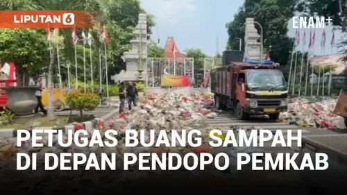 VIDEO: Unjuk Rasa Tak Ditanggapi, Petugas Kebersihan Buang Sampah di Depan Pendopo Pemkab Sidoarjo