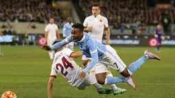 Raheem Sterling dijatuhkan pemain AS Roma, Alessandro Florenzi. (Action Images via Reuters/Jason O'Brien Livepic)